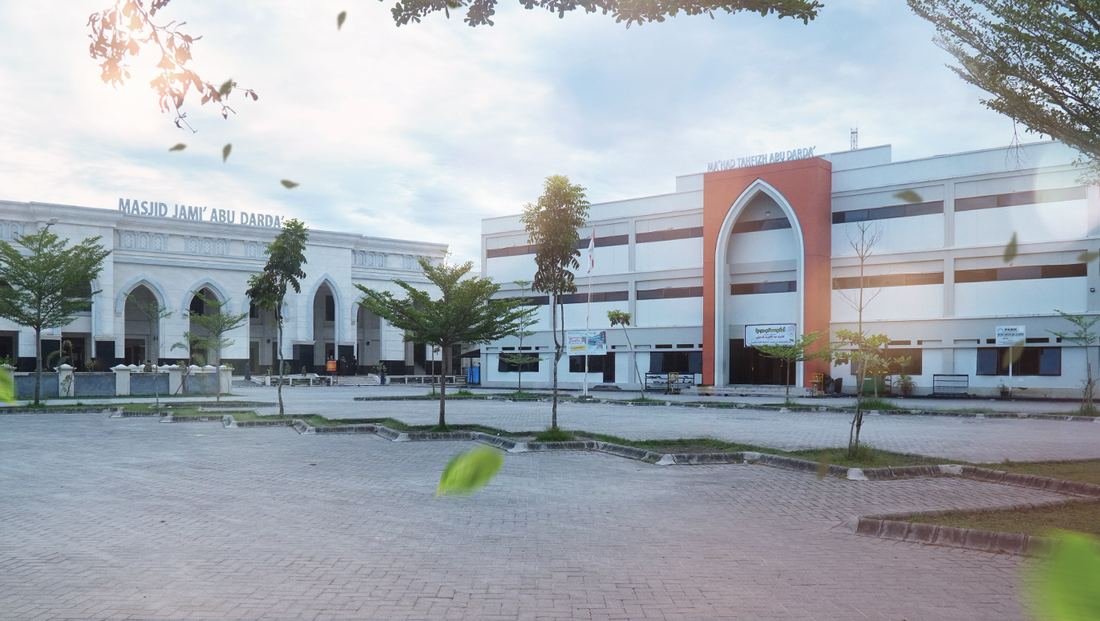 Masjid Jami' Abu Darda' dan gedung Ma'had Tahfizh Abu Ad Darda'